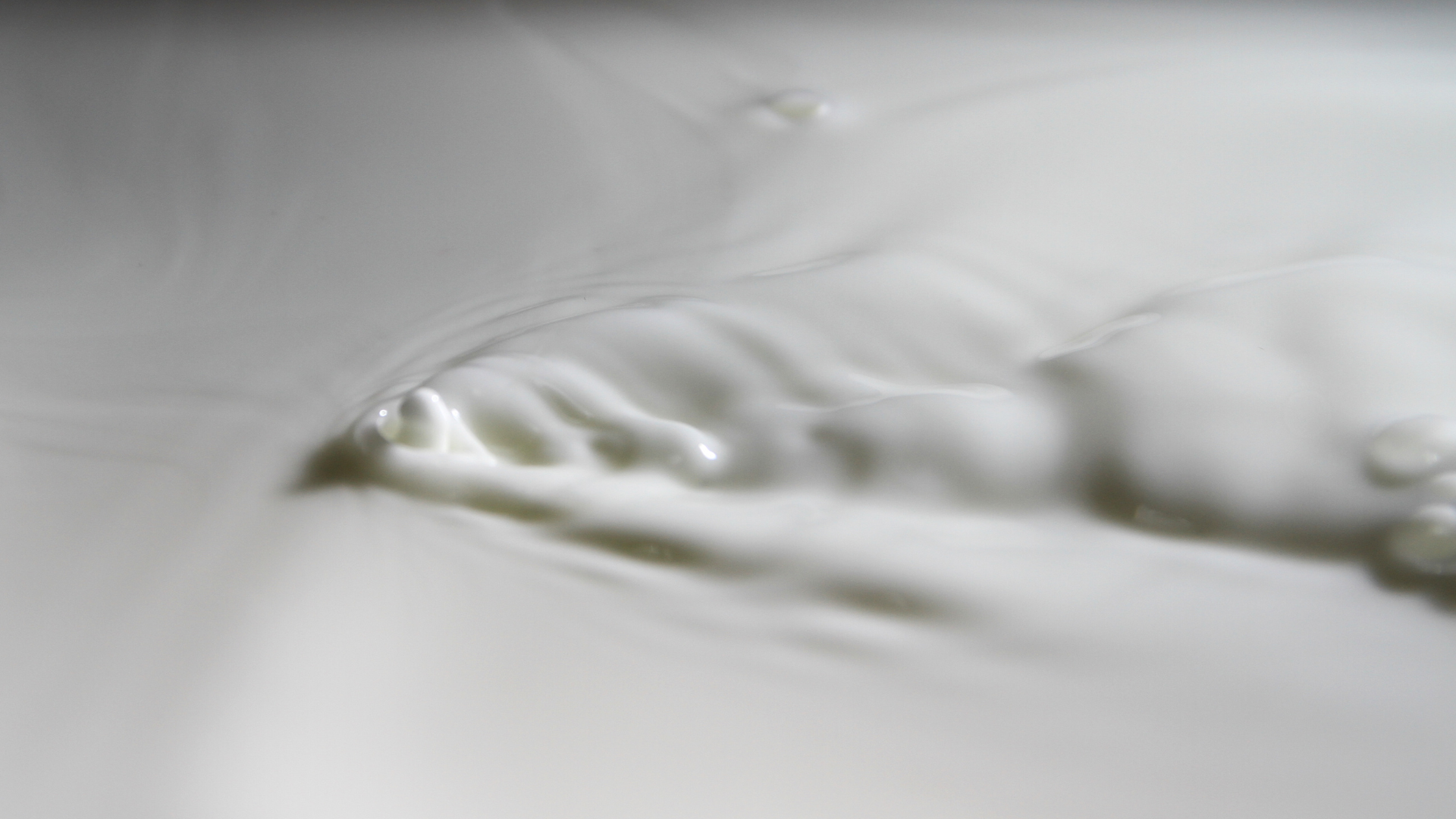 Pertes blanches liquides et abondantes : est-ce normal ? – REPEAT